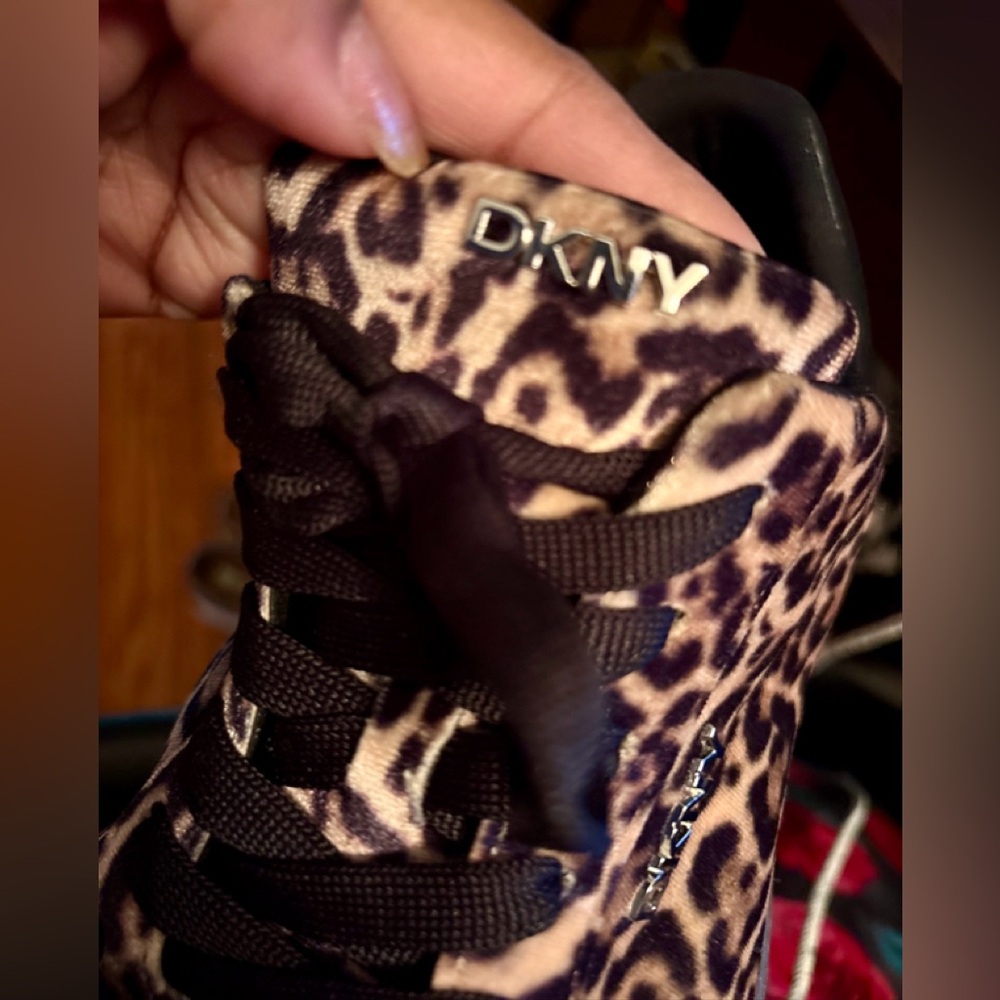 NEW DKNY Women’s Seacliff ‘Wild Leopard Print’ Sneaker, Size 9 - Picture 13 of 14